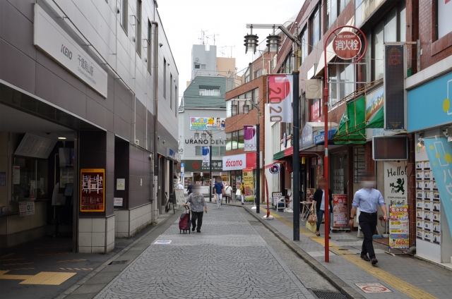 千歳烏山駅と周辺の風景