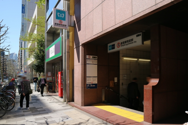 新宿御苑前駅外観