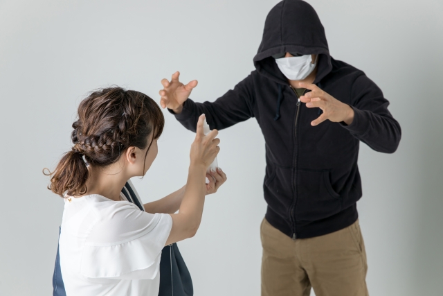 防犯スプレーで不審者を撃退する様子