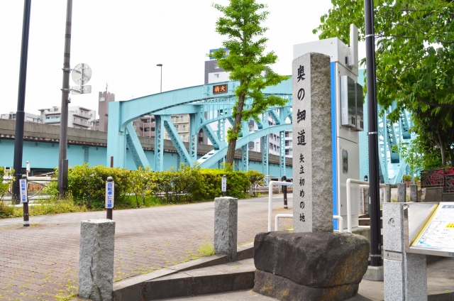 千住大橋と石碑