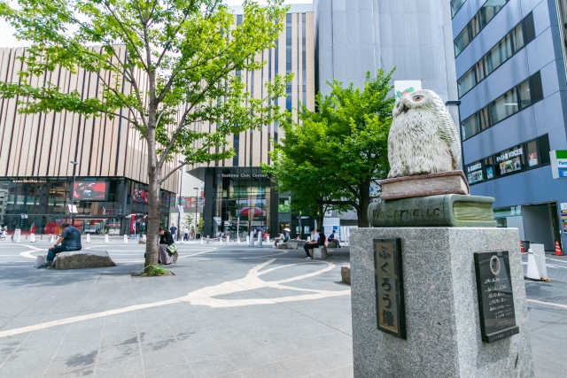 池袋の街並みとふくろう像