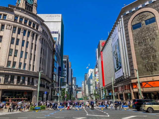 賑わいのある銀座の目抜き通り