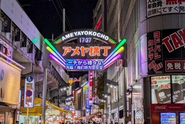 活気ある夜のアメ横商店街