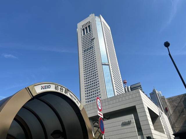 初台駅とオペラシティタワー