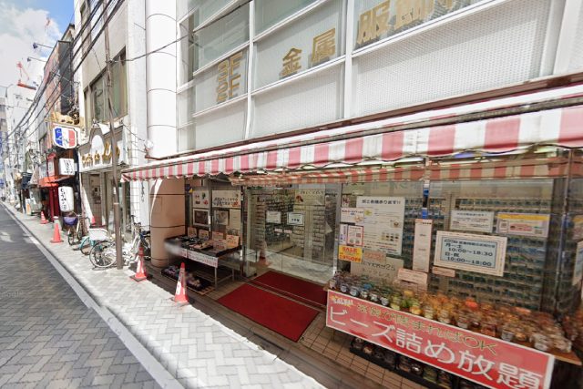 専門店が並ぶ浅草橋問屋街