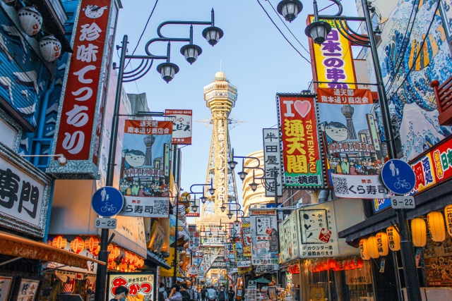 活気ある通天閣周辺の風景