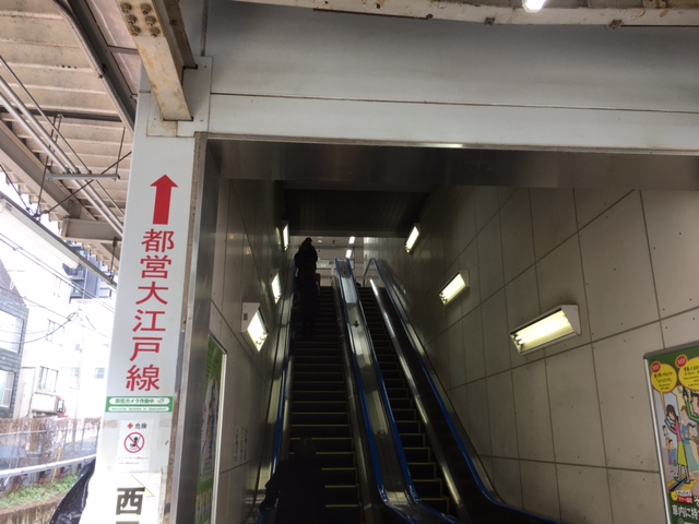 エスカレーターを上ります。