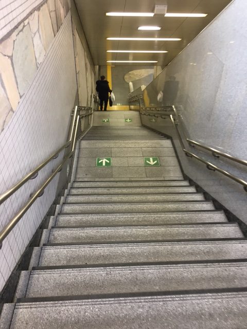 長い階段を下ります