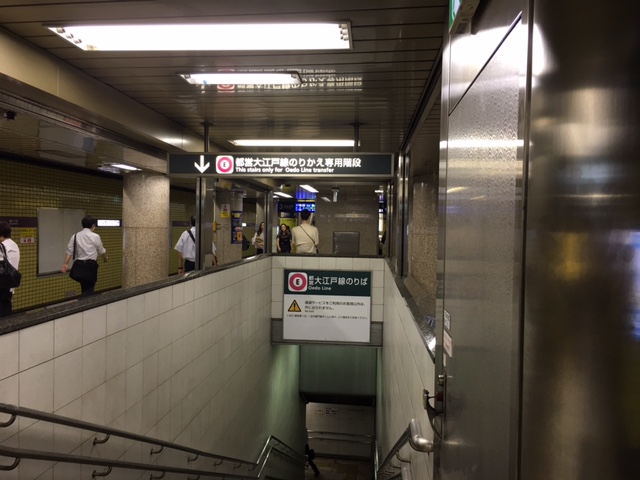 東京メトロ半蔵門線　青山一丁目駅ホームから都営大江戸線へ続く階段