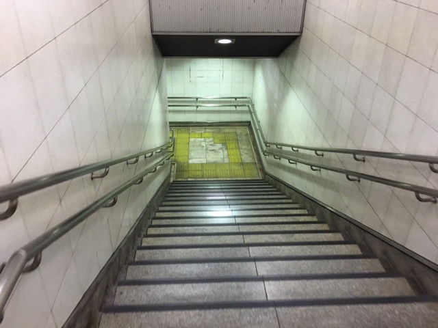 都営大江戸線へはこちらから向います