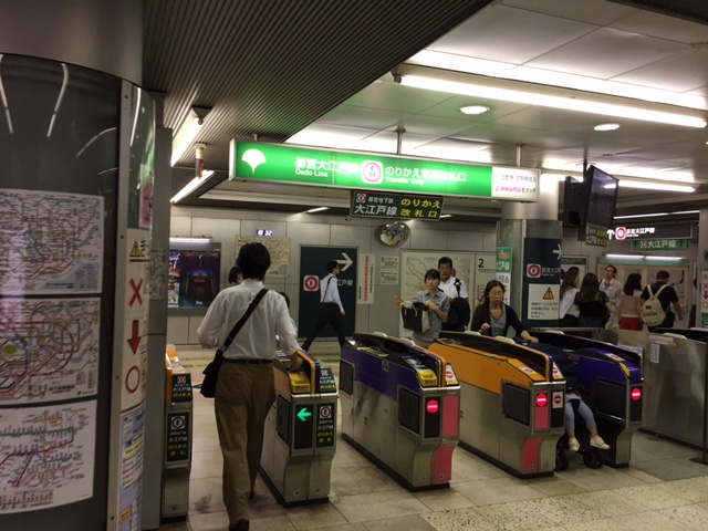 都営大江戸線と東京メトロ半蔵門線への乗換え改札
