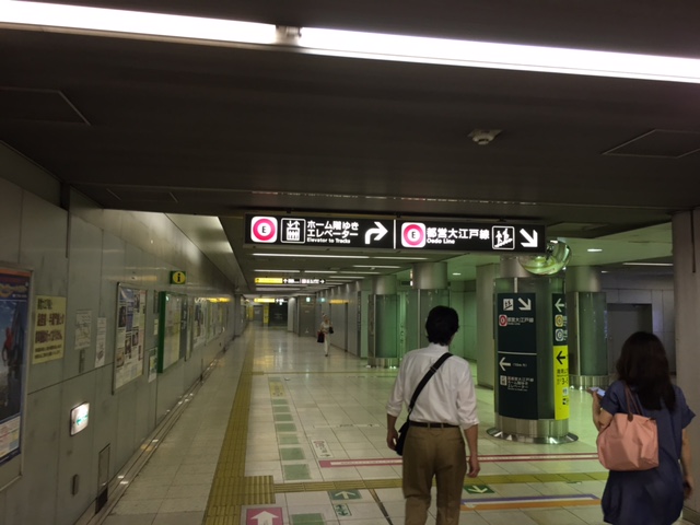 曲がって階段を降りればすぐにホームです