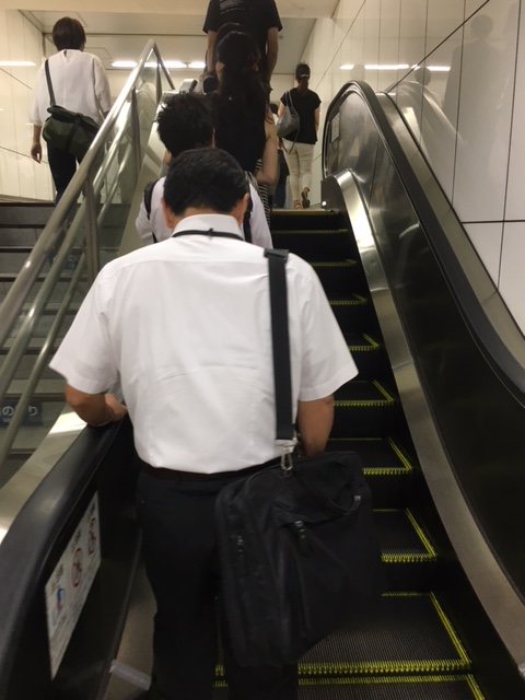 短いエスカレーターです。