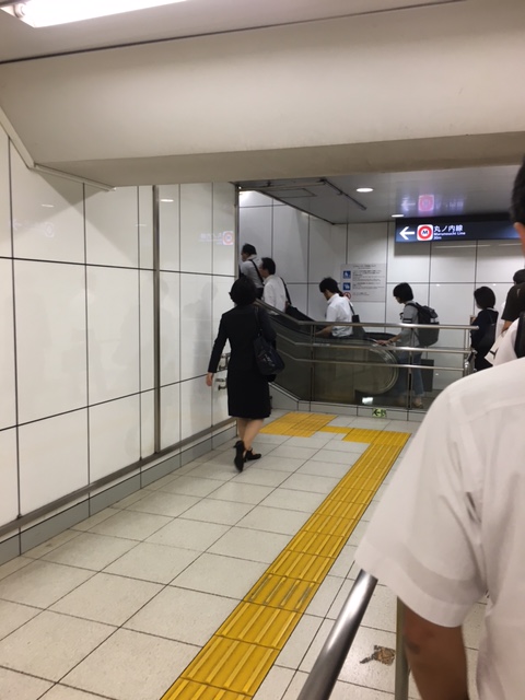 朝の時間帯は混雑しています。