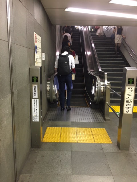 エスカレーターを上がります。