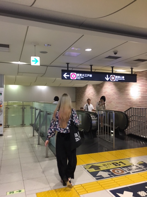 エスカレーターを下ります。
