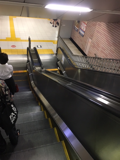 エスカレーターを下ります。