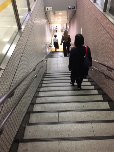 階段を下ります