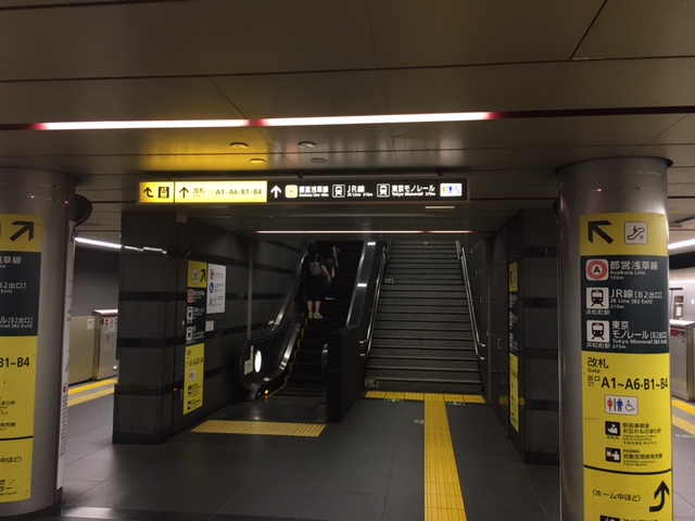 都営大江戸線　大門駅ホーム　エスカレーター