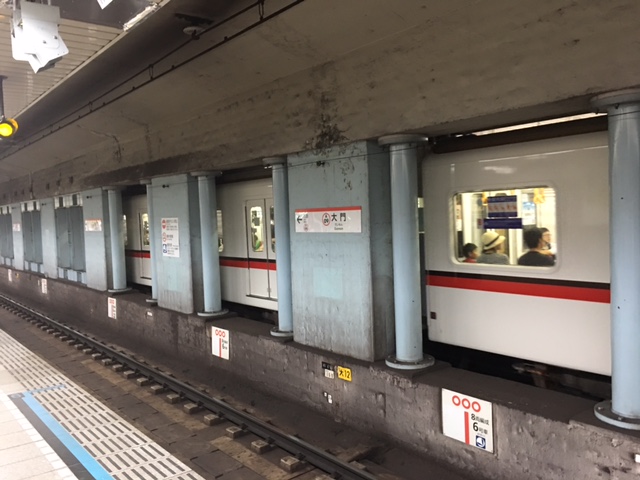 都営浅草線　大門駅ホームへ到着！大江戸線と比べると古いです