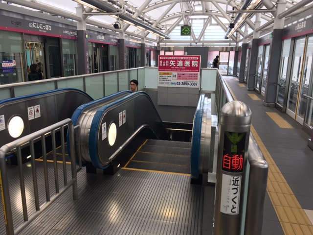 日暮里舎人ライナー西日暮里駅 ホームから改札へのエスカレーター