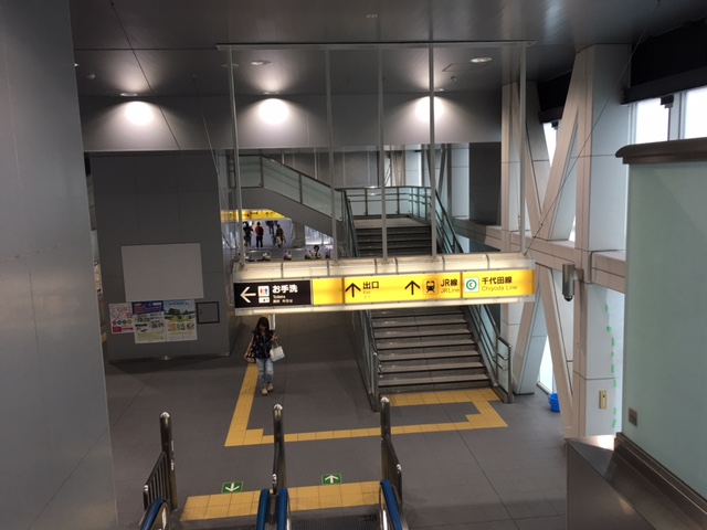 日暮里舎人ライナー西日暮里駅下りエスカレーターから見える改札