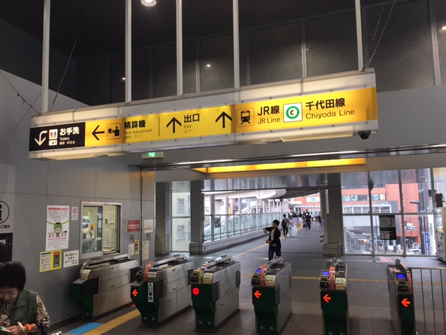 日暮里舎人ライナー西日暮里駅改札口　千代田線ＪＲへ続く陸橋