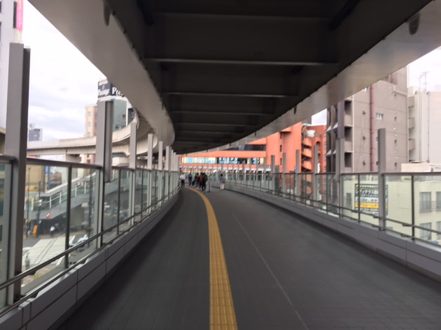 西日暮里駅　舎人ライナーとＪＲ・千代田線をつなぐ陸橋