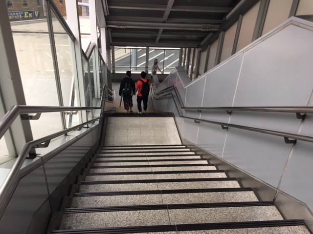 西日暮里駅　陸橋階段　上りはエスカレーターあり！