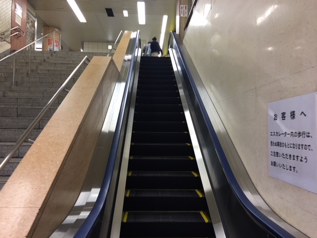 都営三田線　巣鴨駅エスカレーター内
