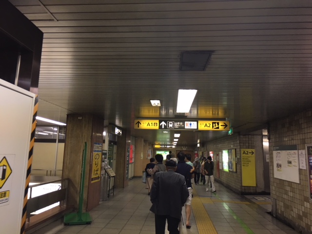 駅構内をしばらく直進