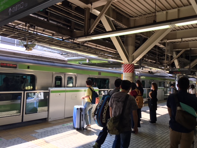 山手線のホームはいつも混み合ってますね