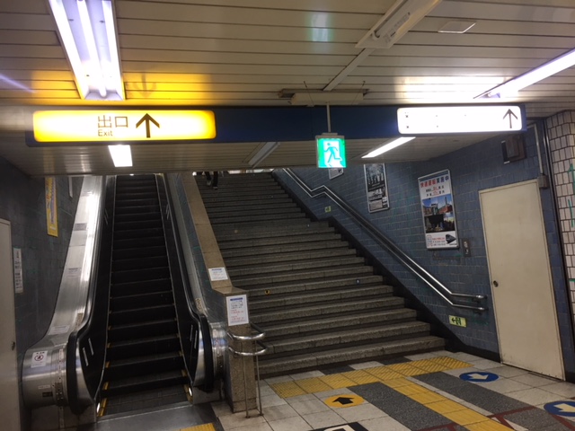 市営地下鉄ブルーライン「横浜駅」の階段、エスカレーター