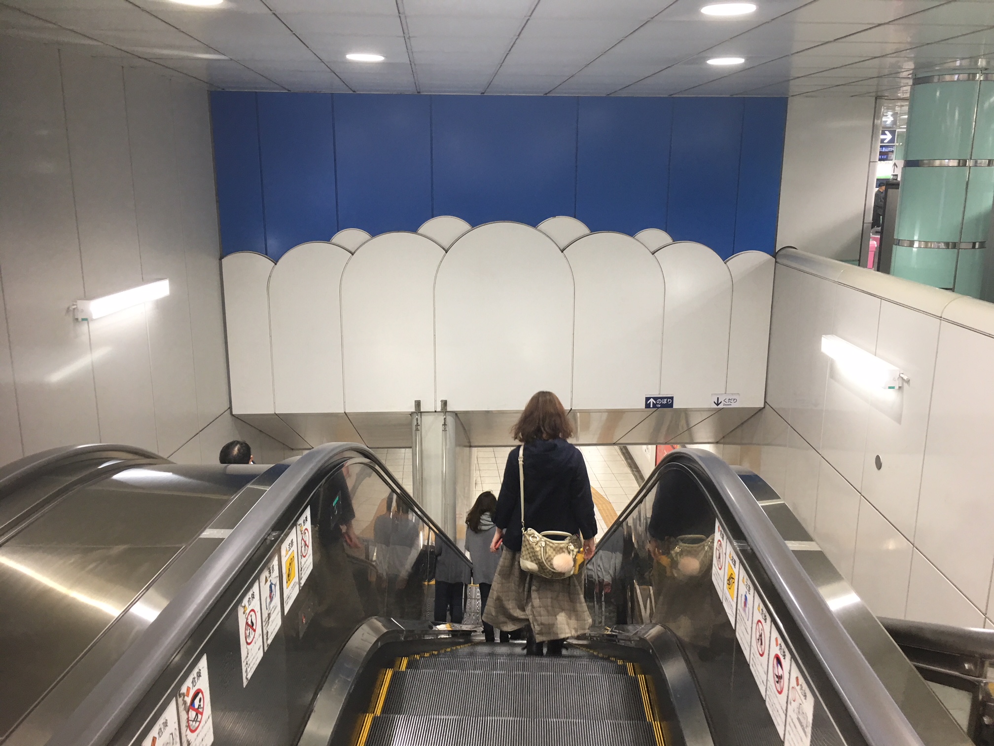 エスカレーターを降りると
