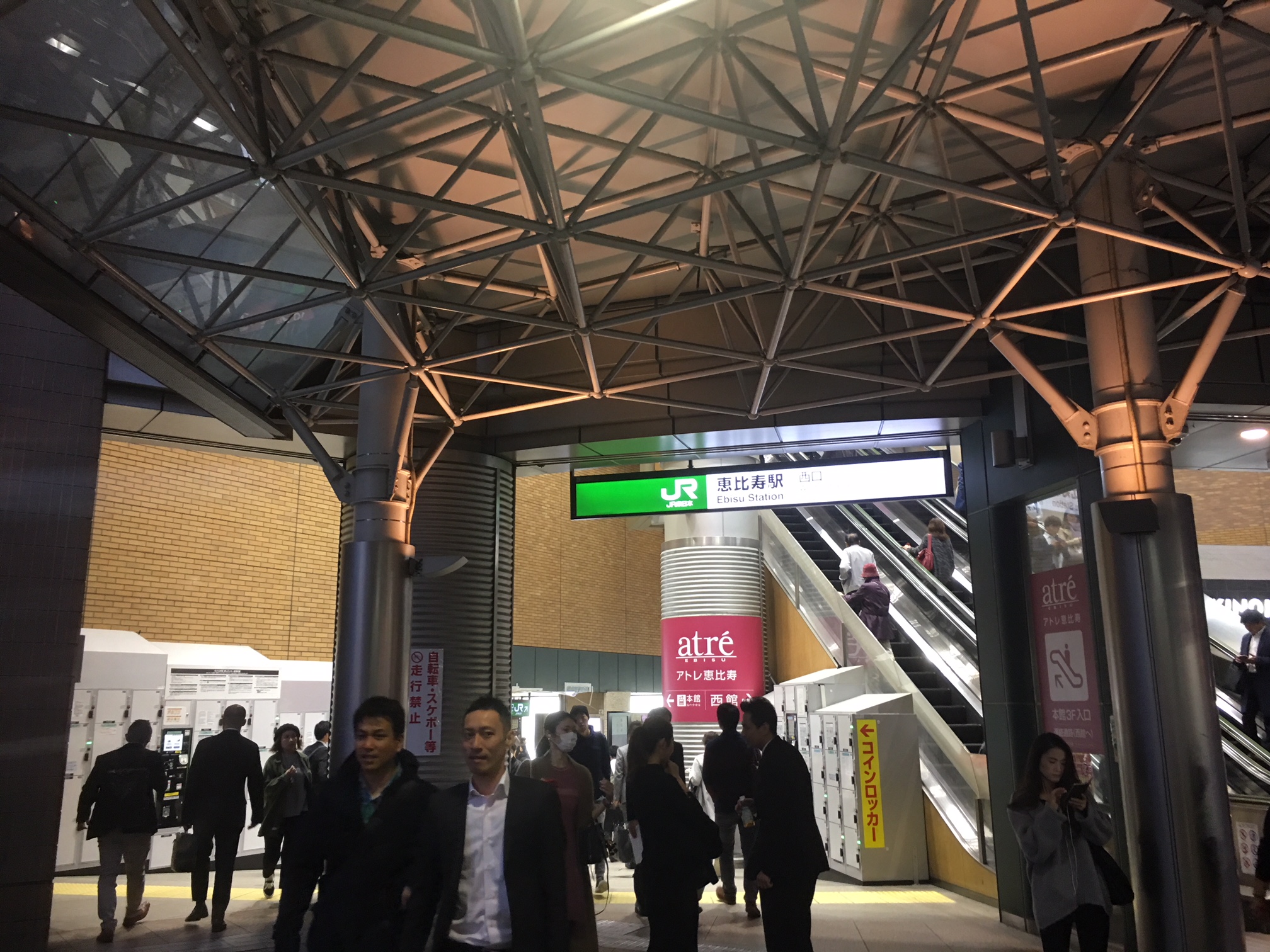 地上に上がると左手にJR恵比寿駅が見えます！