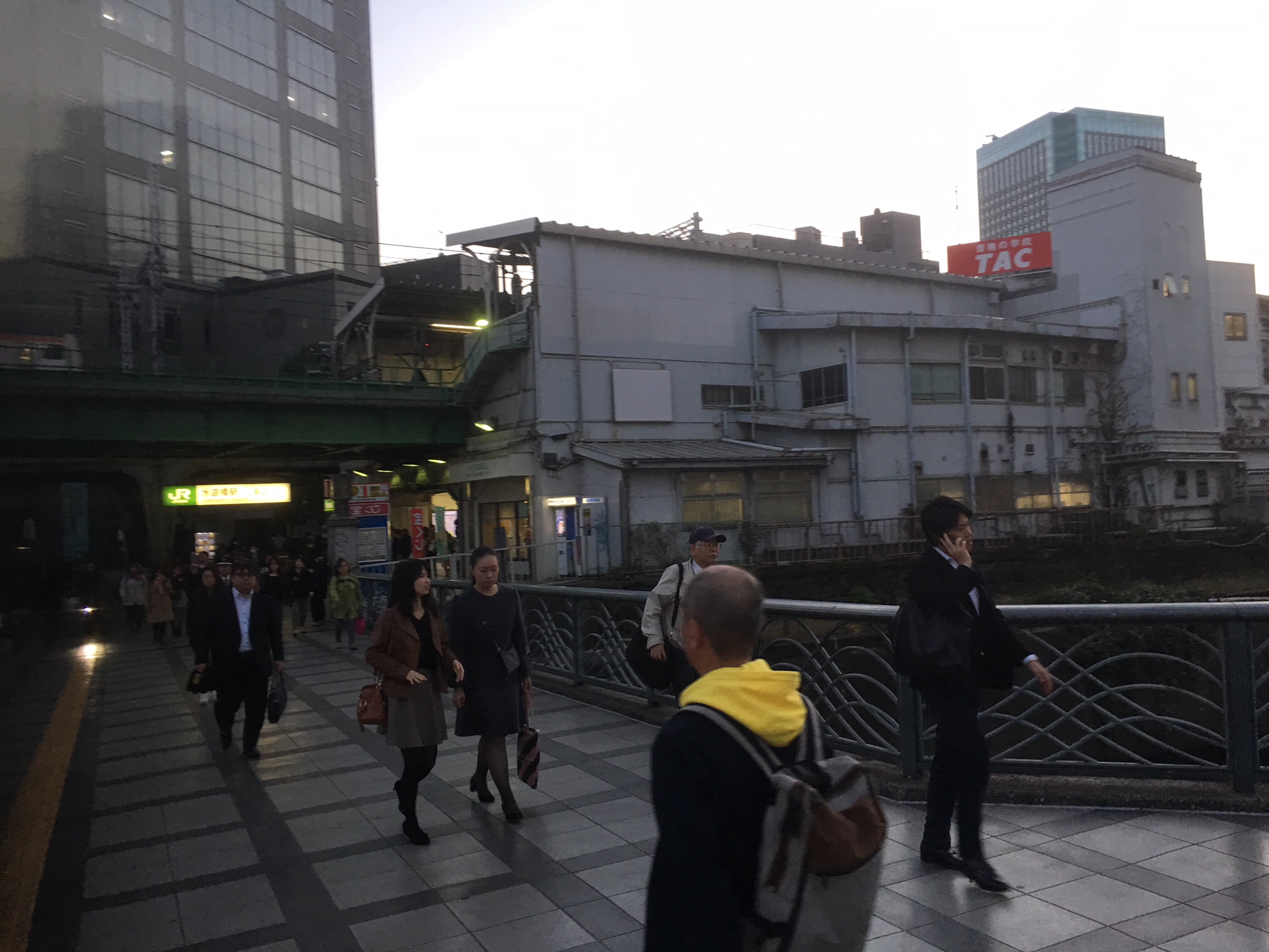 信号を渡り、JR中央総武線の水道橋駅が見えてきました