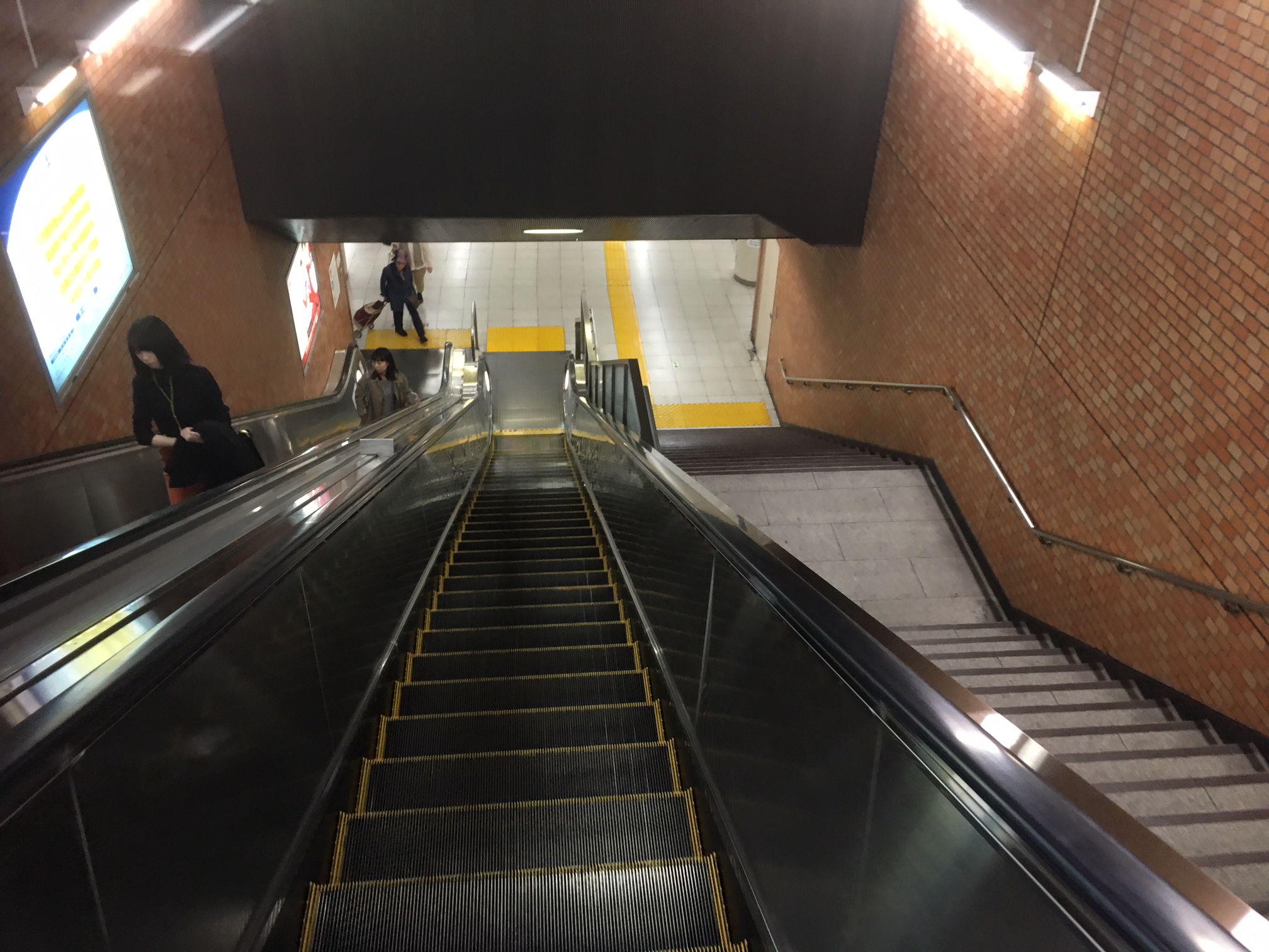 都営新宿線 エスカレーター