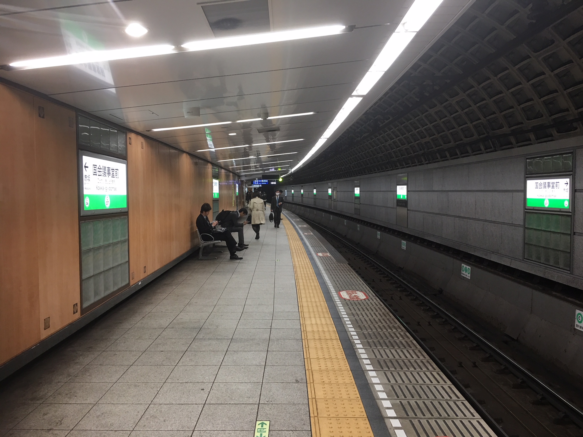 千代田線「国会議事堂前」のホームを歩いております