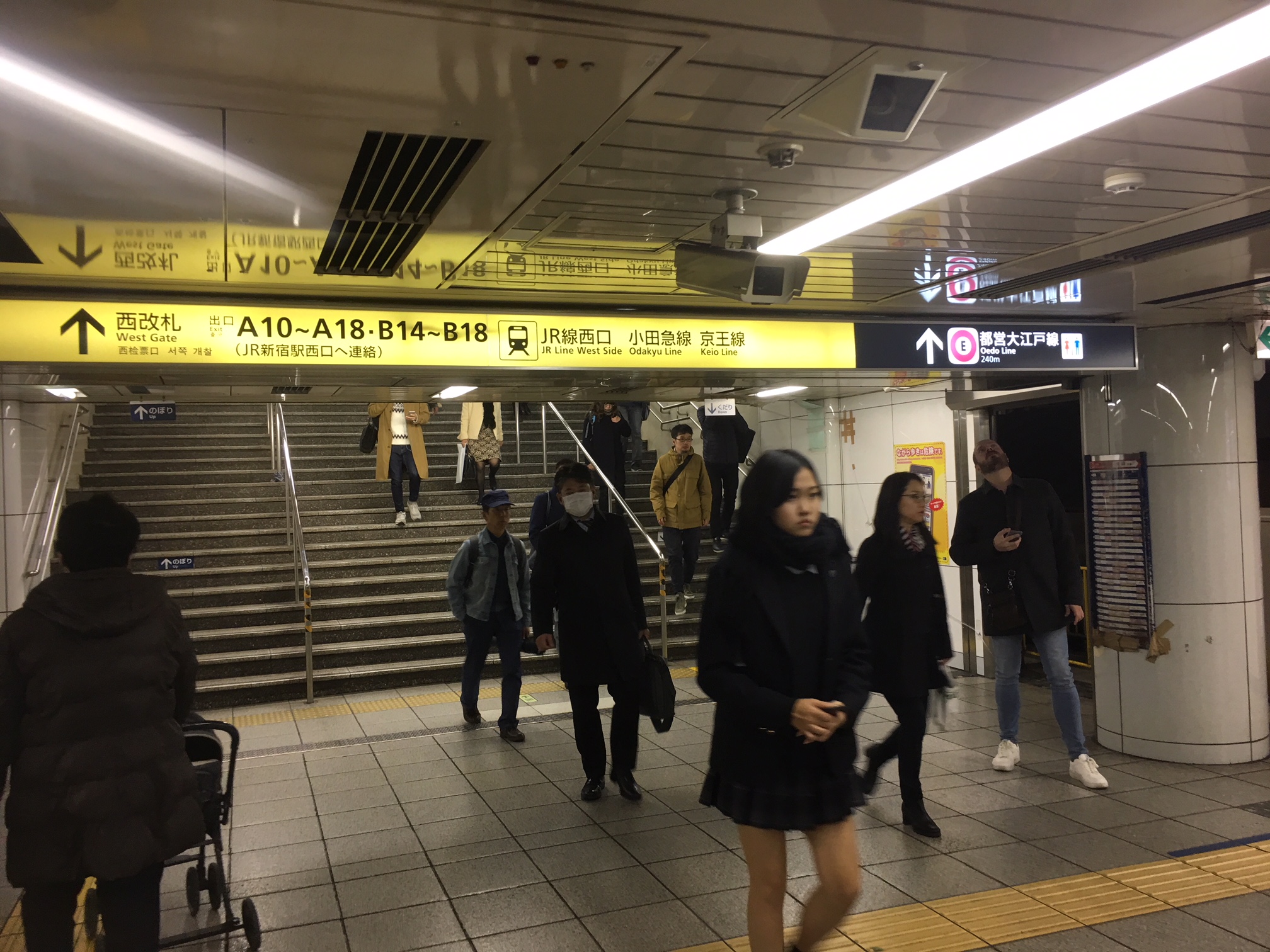 ↑西改札　JR線西口　小田急線　京王線　都営大江戸線
