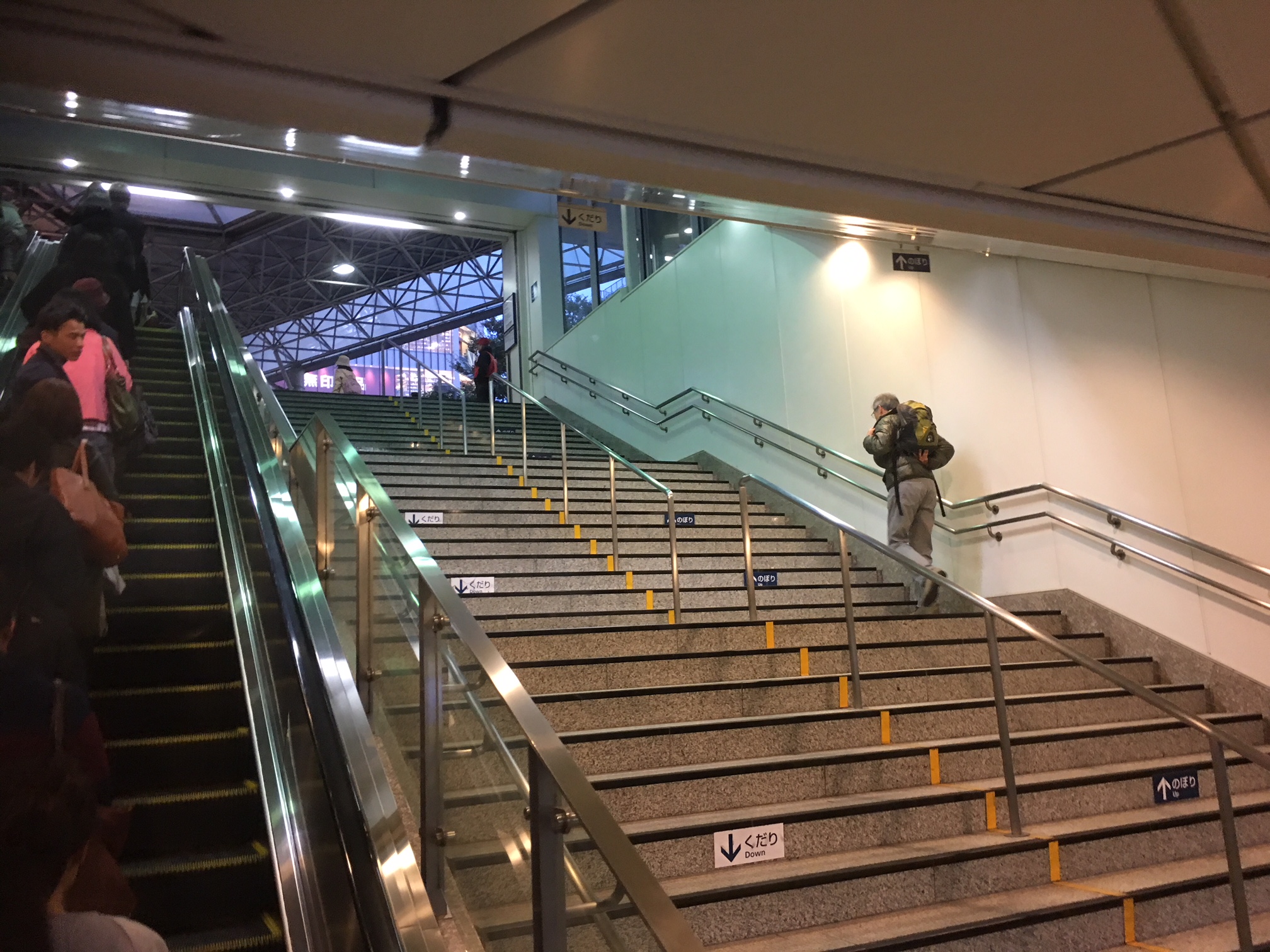 恵比寿駅　地上への階段/エスカレーター