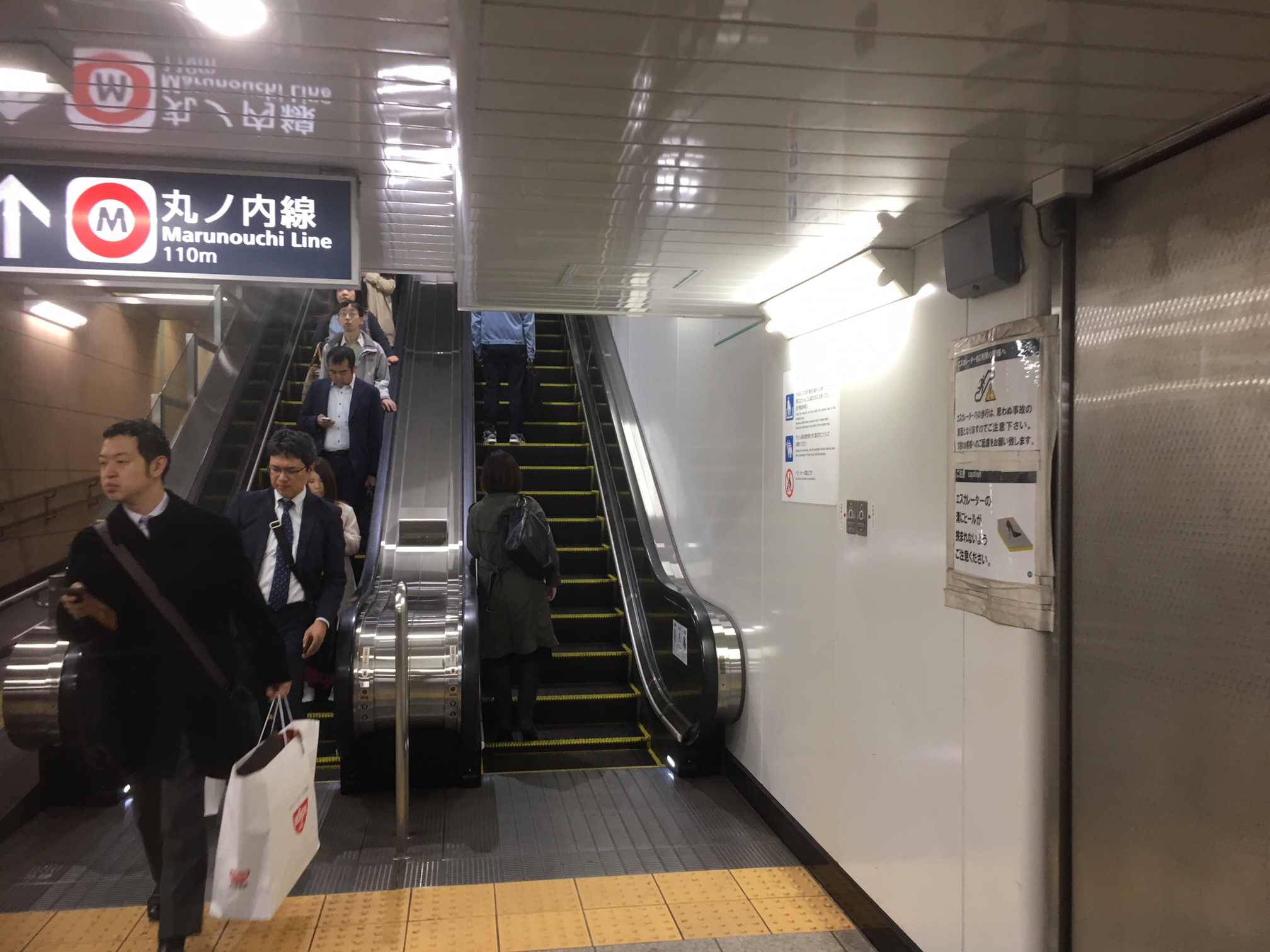 千代田線「国会議事堂前」のホーム　最初のエスカレーター