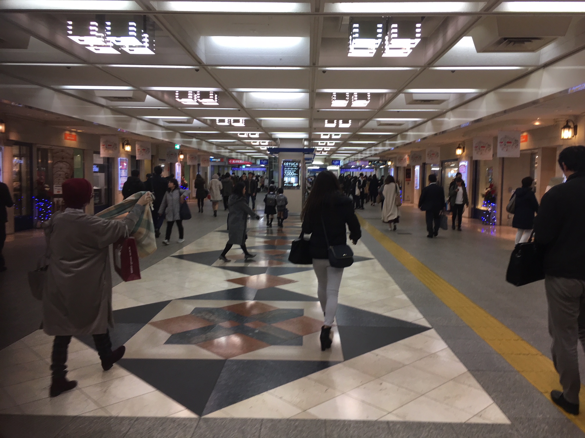 西通路を直進しております