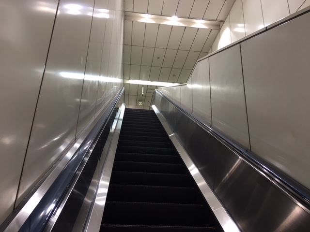 つくばエクスプレス線（TX）浅草駅　エスカレーター