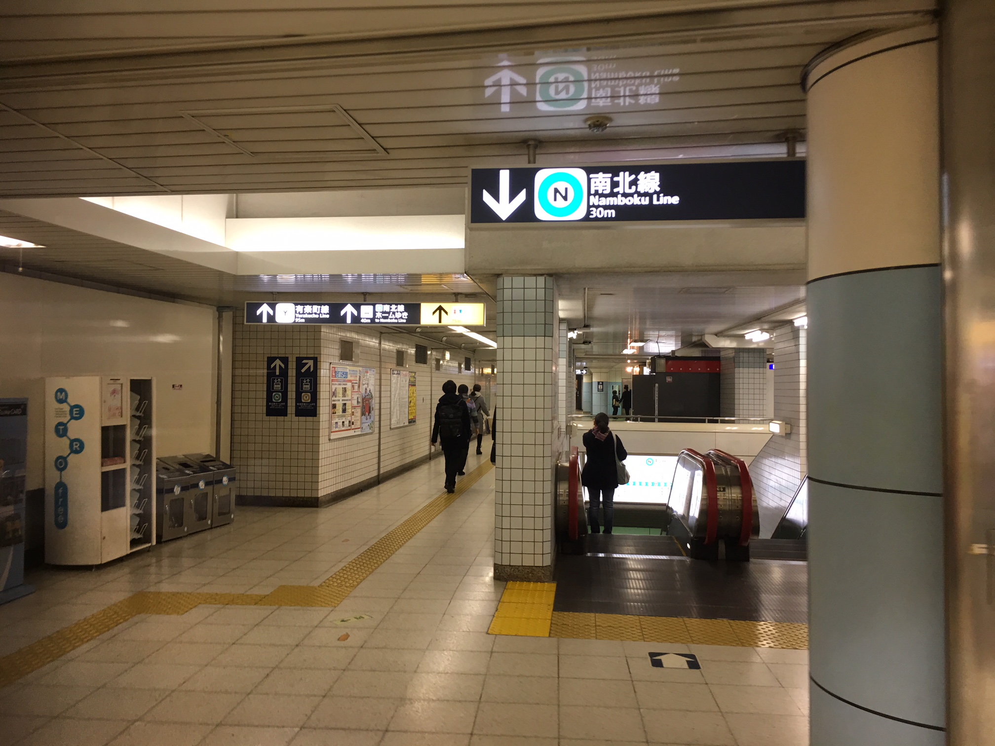 南北線はエスカレーターを下ります