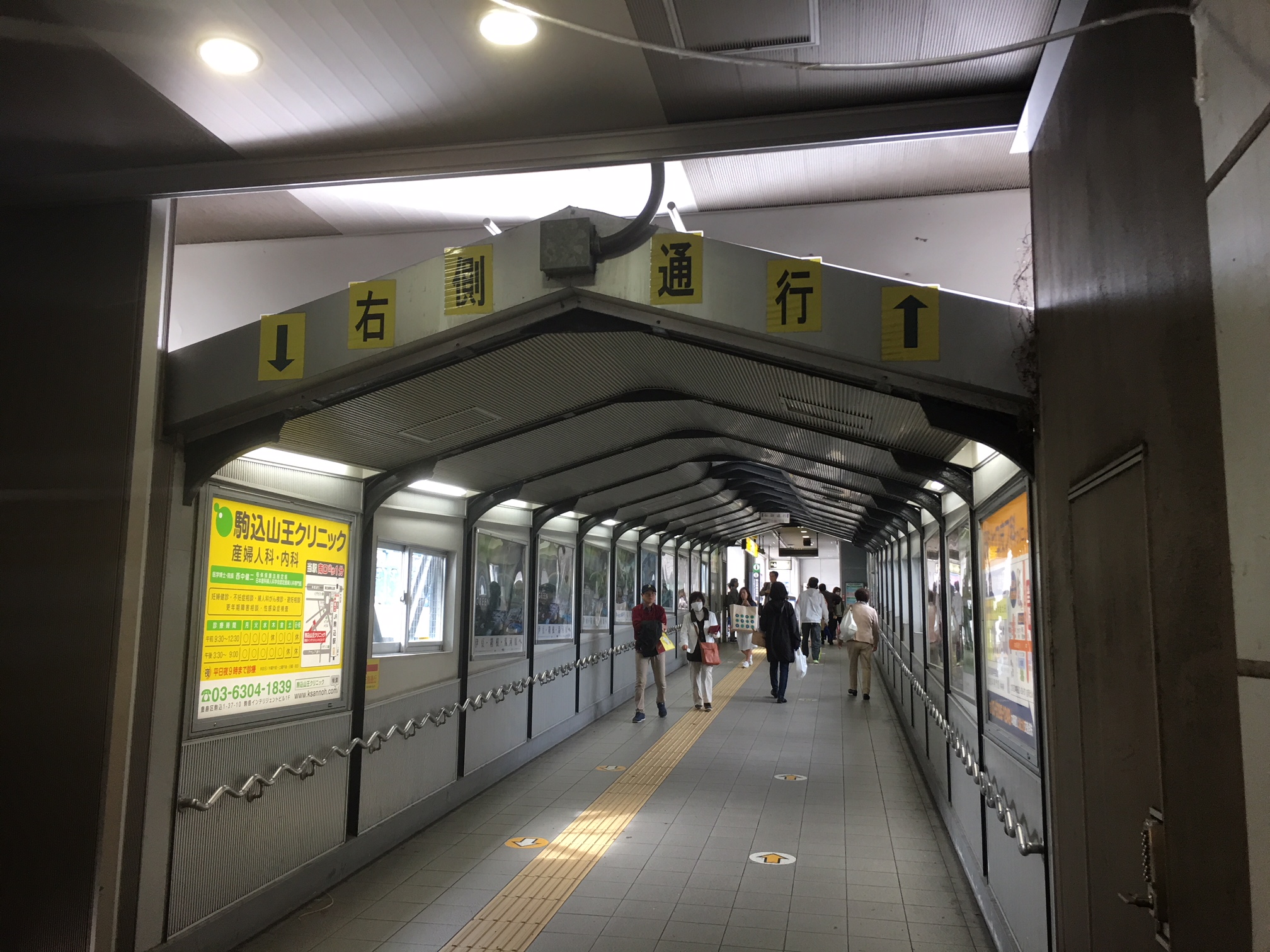 こちらの通路を直進です