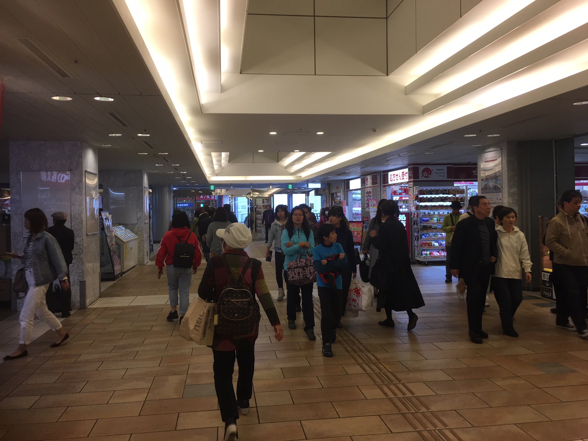 そのまま連絡通路直進