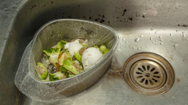 キッチンの三角コーナーに溜まったゴミ
