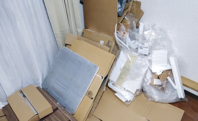 部屋に段ボールが溜まっている様子