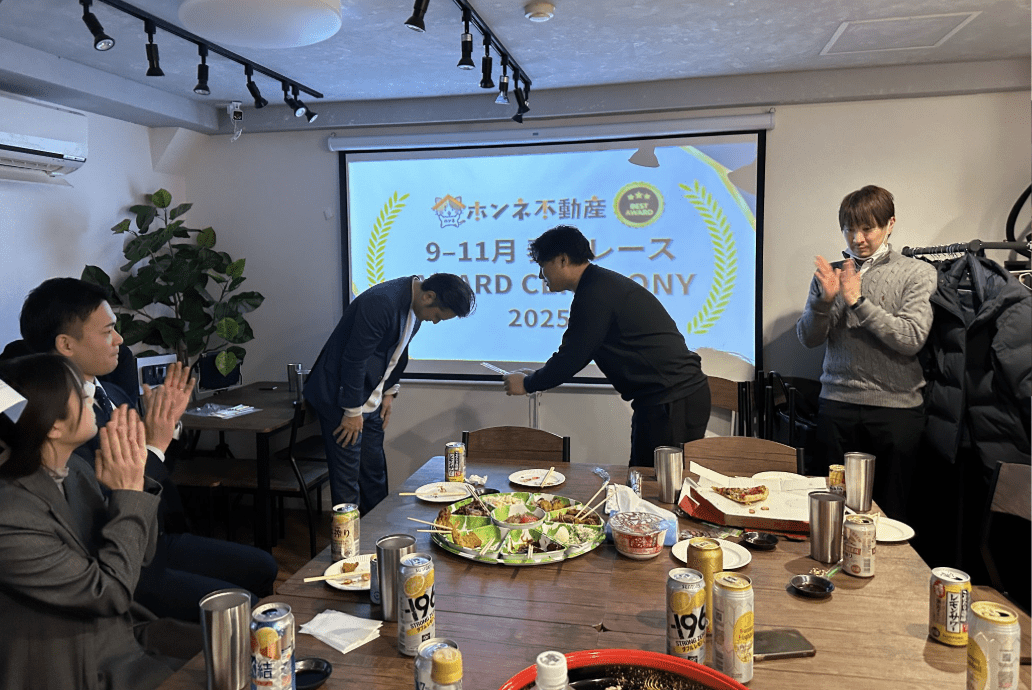 表彰式で日々の取り組みを称え合う様子