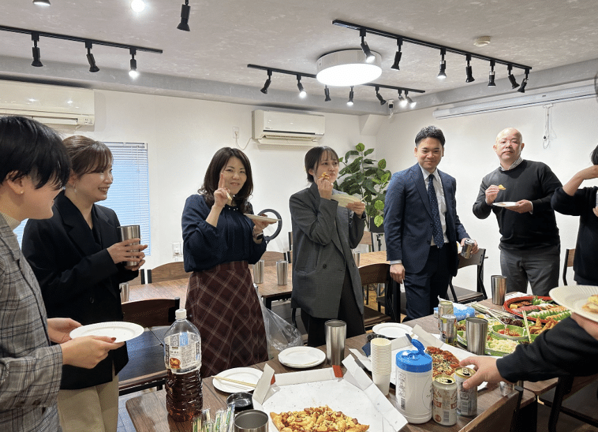 社内でメンバーが交流する様子